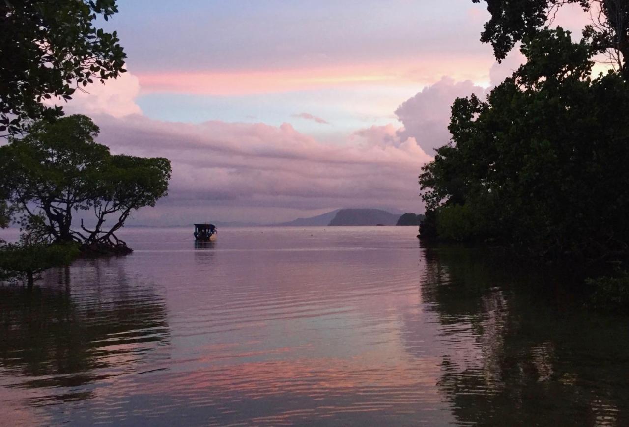 Nomad Divers Bangka Likupang Buitenkant foto